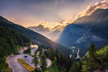 Deurstickers Nachtblauw Maloja Pass-weg in Zwitserland bij zonsondergang