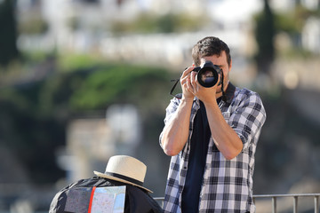 Obraz premium Tourist taking photos with a dslr camera on vacation