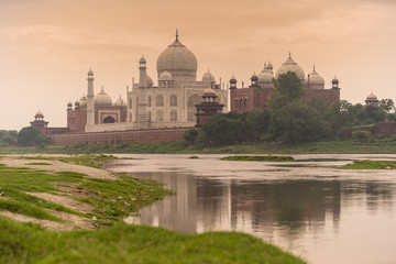 Fototapeta na wymiar Taj Mahal trashed with garbage
