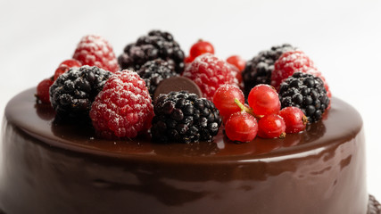 Torta al cioccolato con frutti di bosco