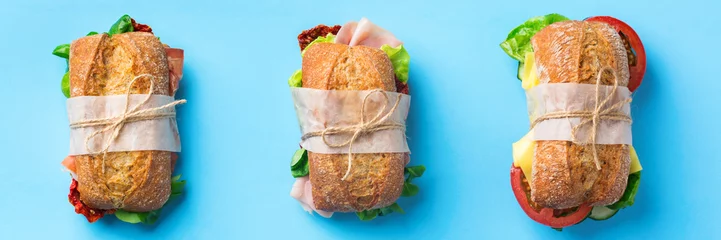 Foto op Plexiglas Broodje vers brood met ham, sla en tomaat, banner © aamulya