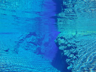 Fototapeta premium Unterwasser Szene mit tief blauen, klaren Wasser