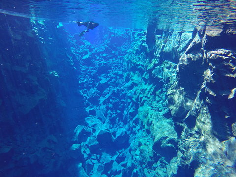Schnorcheln bei blauen, klaren Wasser in der Silfra Spalte von Island