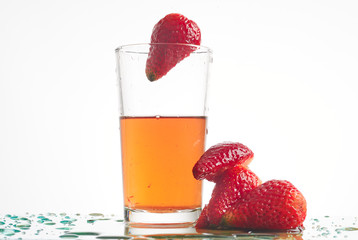 Fotografìa de alimento en movimiento: refresco de fresas