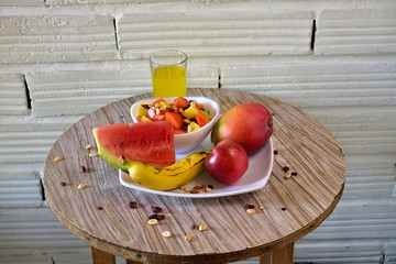 Plato de frutas y creales en una mesa