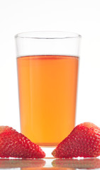 Refresco de fresas en fondo blanco