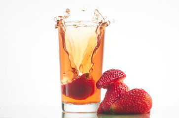 Splah de alimentos: fotografìa de refresco de fresa en movimiento