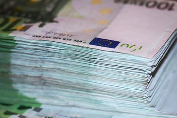 mehrere Tausend Euro in Banknoten, Geldscheine gebündelt auf einem Stapel