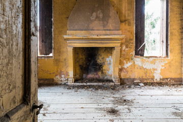 Fototapeta na wymiar Abandoned villa somewhere in Italy