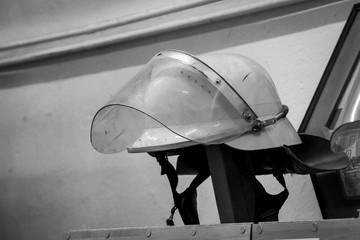 Helme von Feuerwehrmännern, Feuerwehrhelm sind griffbereit abgestellt
