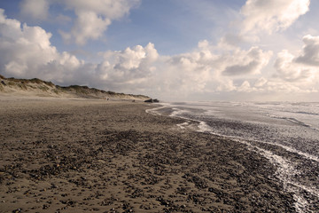 Ein Strand an der Ostsee in Dänemark mit den Dünen auf der linken und der Ostsee auf der rechten...