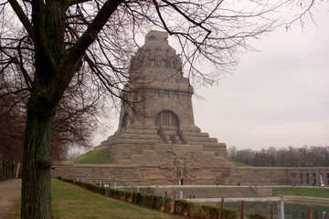 Obraz premium Der Völkerschlachtdenkmal in Leipzig mit einem Ast im Vordergrund