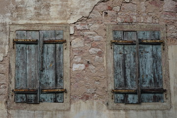 Stimmungsvolle geschlossene Fenster an einem alten Steinhaus