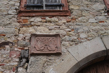 Relief an einem historischen Gebäude in Kirrweiler in der Pfalz