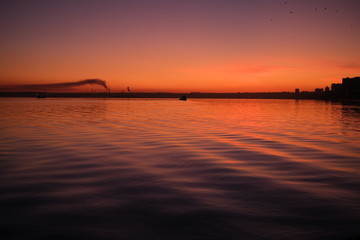 Fototapeta na wymiar sunset on the water
