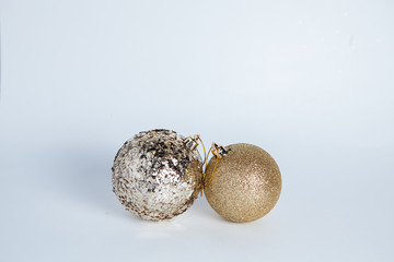 Игрушки для ели к новому году и рождеству-шары украшения на зимние праздники-разные цвета на белом фоне