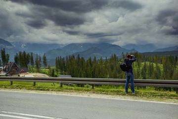 Obraz premium Nature photographer taking photos in the mountains