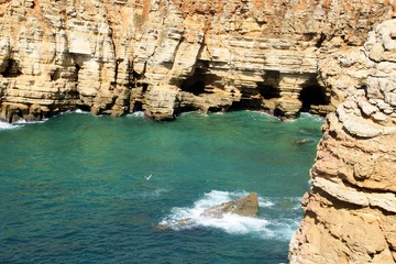 Acantilados junto al faro del cabo de San Vicente, Sagres (Algarve, Portugal).