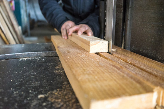 serrando madera con sierra alavesa