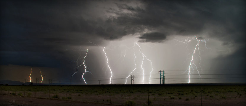 Noche con tormenta de rel&aacute;mpagos