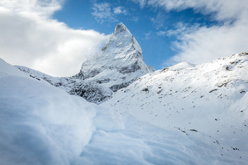 Fototapeta na wymiar Matterhorn im Winterkleid