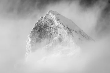 Fotobehang Matterhorn Gipfel bricht durch die Wolken © lusches