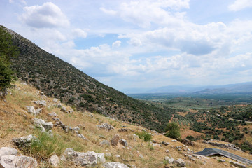 Obraz premium Slope of the hill with stones of ancient greek city Mycenae ruins Peloponnese