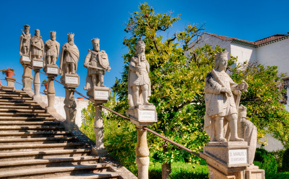 Escalier et statues dans les jardins du palais épiscopal de Castelo Branco, Portugal