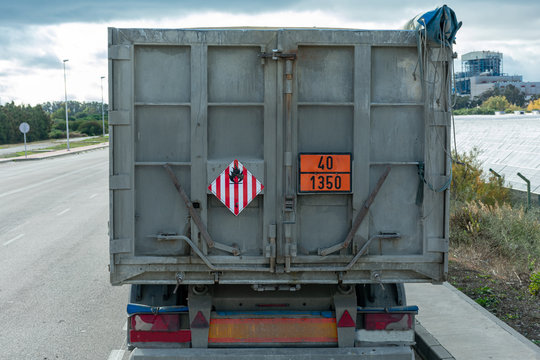 Camion basculante con paneles de mercancias peligrosas