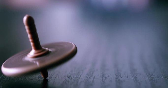 Whirligig top spinning