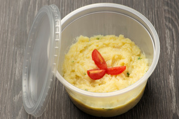 mashed potatoes with tomatoes and green smell