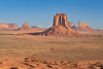 Naklejka premium Monument Valley region of the Colorado Plateau with vast sandstone buttes on the Arizona–Utah border, in a Navajo Nation Reservation. USA