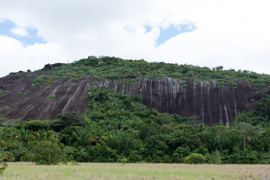 formacion rocosa parque el tuparro orinoco