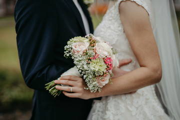 Obraz na płótnie Canvas bride holding flowers
