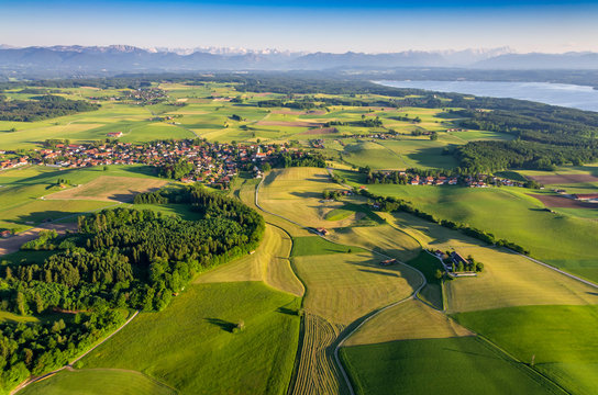 Ballonfahrt: Panoramablick Richtung Alpen am Starnberger See mit Blick auf Münsing