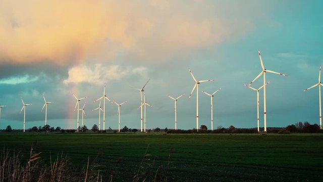 Eine Windkraftanlage inkl. sch&ouml;nen Regenbogen in Norddeutschland