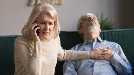 Wife makes emergency call while husband lies with heart attack
