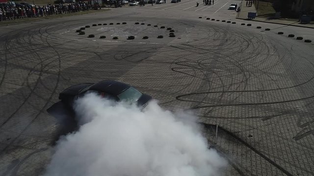 Drift z drona samoch&oacute;d motorsport 