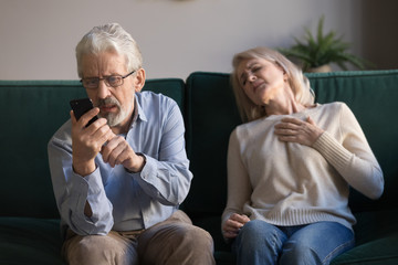 Husband makes emergency call while wife lies with heart attack