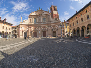 Fototapeta na wymiar beautiful medieval square of vigevano, Italy