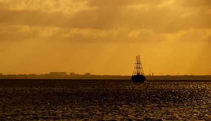 Fototapeta premium Atardecer en un puerto