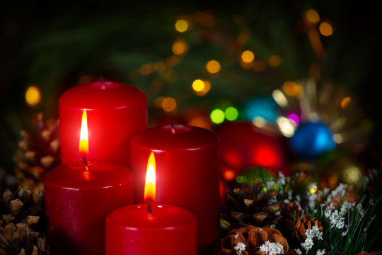 Zweiter Advent Kerze anzünden Weihnachtskerzen Bokeh Nahaufnahme Advent weihnachtsgesteck 2. Advent Adventskerzen weihnachtsstimmung zweiter adventskranz rote kerzen weihnachtszeit weihnachtsgesteck 