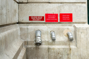 Raccord de colonne sèche dans mur