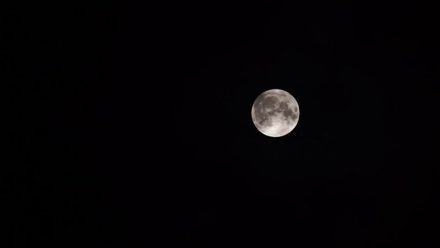 流れる雲と満月