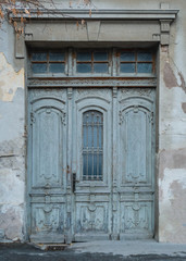 Fototapeta na wymiar old dilapidated door