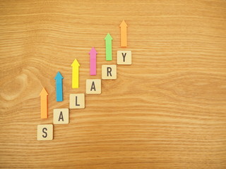 salaryの単語と矢印、昇給のイメージ
