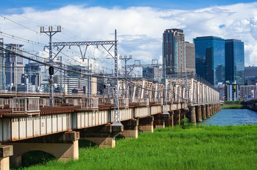 Fototapeta na wymiar 大阪・淀川に掛かる鉄橋と梅田のビル