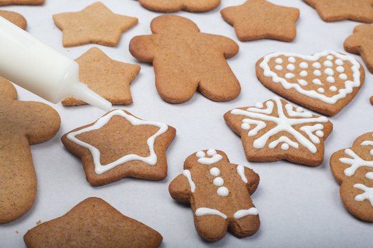 Decorating gingerbread cookies