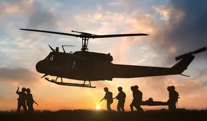 Tuinposter Militaire reddingshelikopter tijdens zonsondergang © razihusin