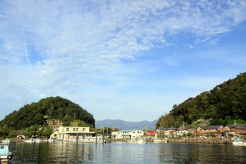 琵琶湖　沖島の漁港と青空